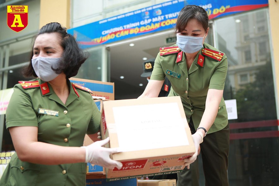 Phụ nữ Công an Thủ đô vào tâm dịch “chia lửa” cùng Bắc Giang 