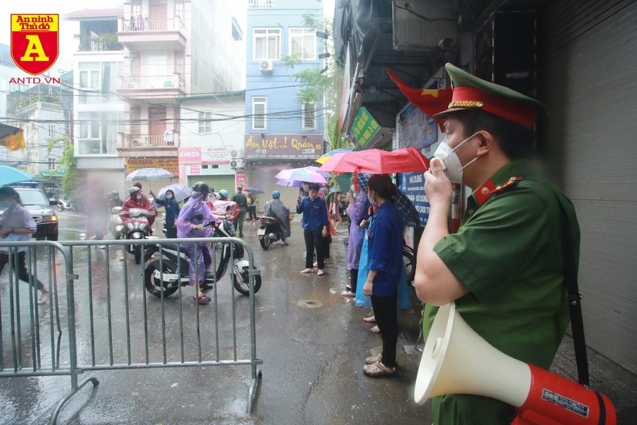 Những hình ảnh đẹp về Công an Hà Nội đội mưa đảm bảo ANTT tại các điểm thi