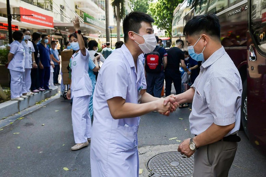 Bệnh viện Bạch Mai chi viện gần 200 bác sĩ vào TP. HCM chống dịch 