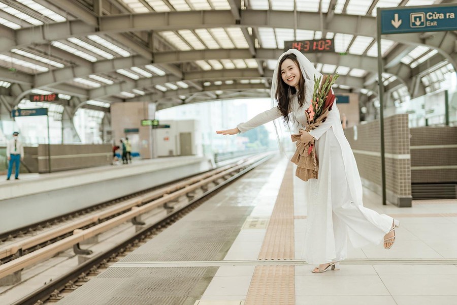 Bộ ảnh cưới đặc biệt tại tuyến đường sắt Cát Linh - Hà Đông trong những ngày vận hành 