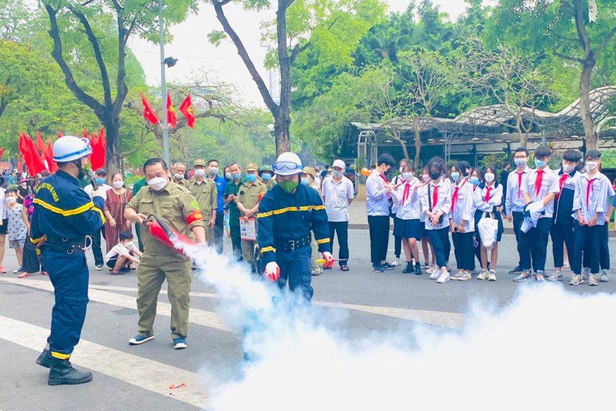 Người dân Thủ đô trải nghiệm làm lính cứu hỏa ở phố đi bộ 