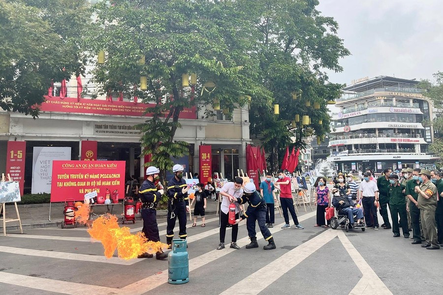 Người dân Thủ đô trải nghiệm làm lính cứu hỏa ở phố đi bộ 