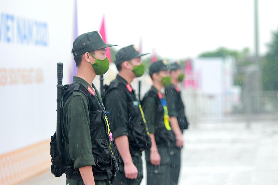 Công an Hà Nội 'đội mưa' đảm bảo an ninh trật tự phục vụ SEA Games 31