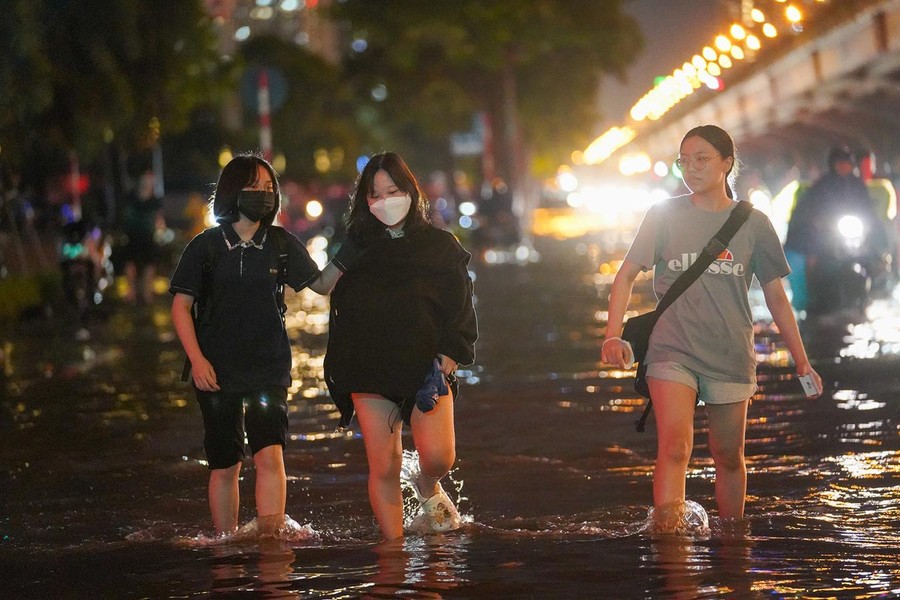 Đường phố Hà Nội mênh mông biển nước khi nhìn từ trên cao sau cơn mưa lớn