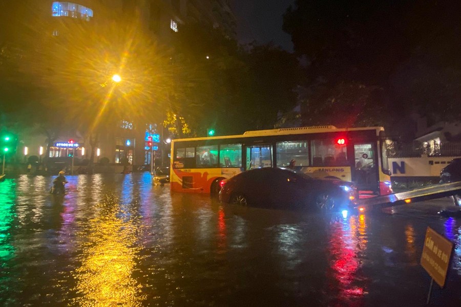 Đường phố Hà Nội mênh mông biển nước khi nhìn từ trên cao sau cơn mưa lớn