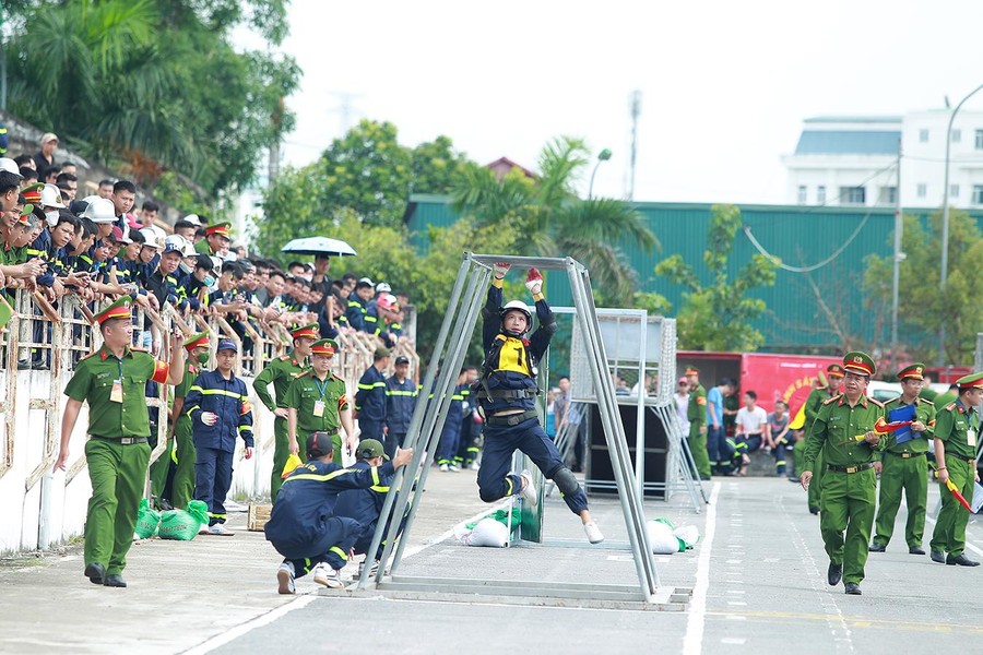 Màn tranh tài cứu người ngoạn mục của Cảnh sát PCCC & CNCH Hà Nội