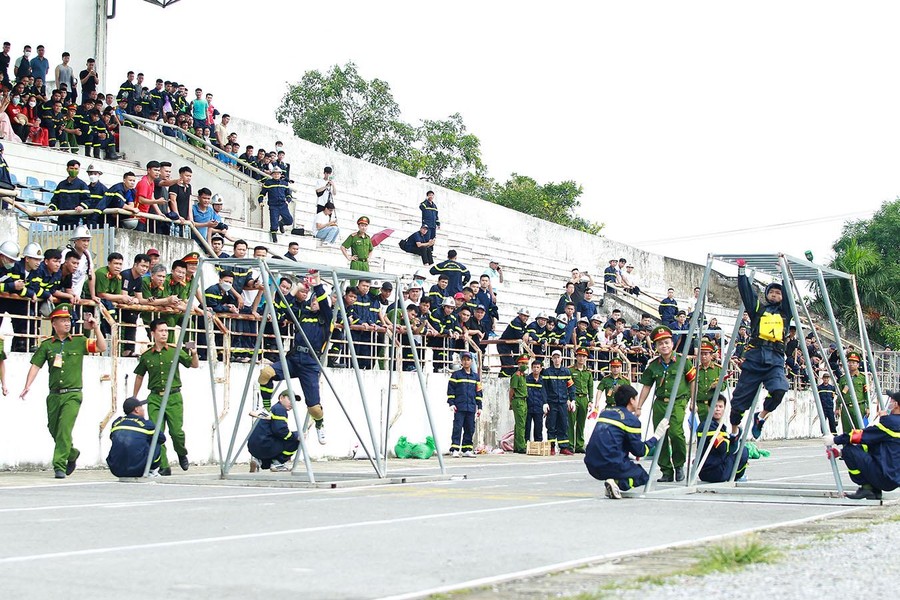 Màn tranh tài cứu người ngoạn mục của Cảnh sát PCCC & CNCH Hà Nội