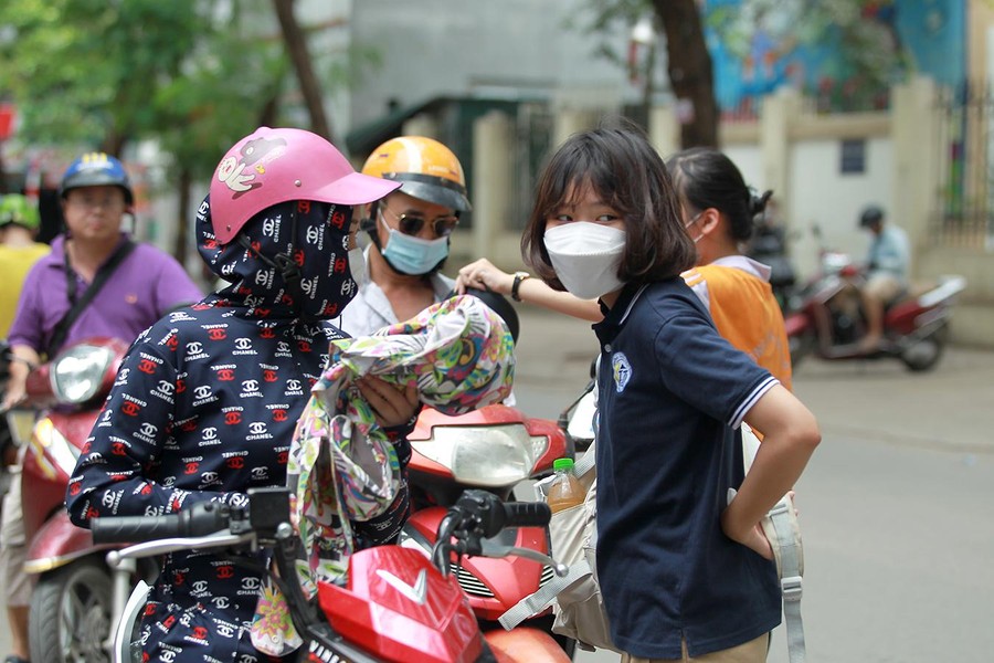 Phụ huynh hồi hộp chờ con thi trong nắng nóng ở Hà Nội