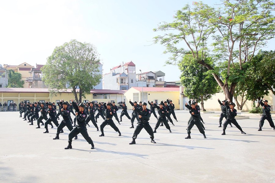 Cảnh sát Cơ động đội nắng luyện võ giữa thao trường