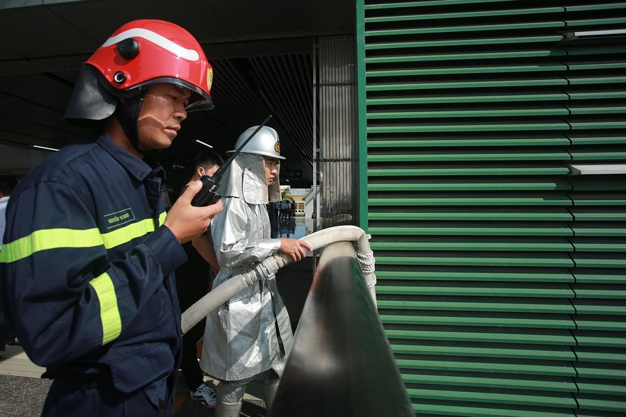Xem lính cứu hoả Công an Hà Nội diễn tập cứu nạn tàu Cát Linh - Hà Đông 