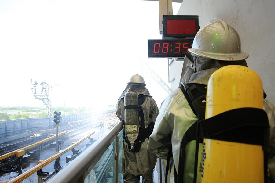 Xem lính cứu hoả Công an Hà Nội diễn tập cứu nạn tàu Cát Linh - Hà Đông 