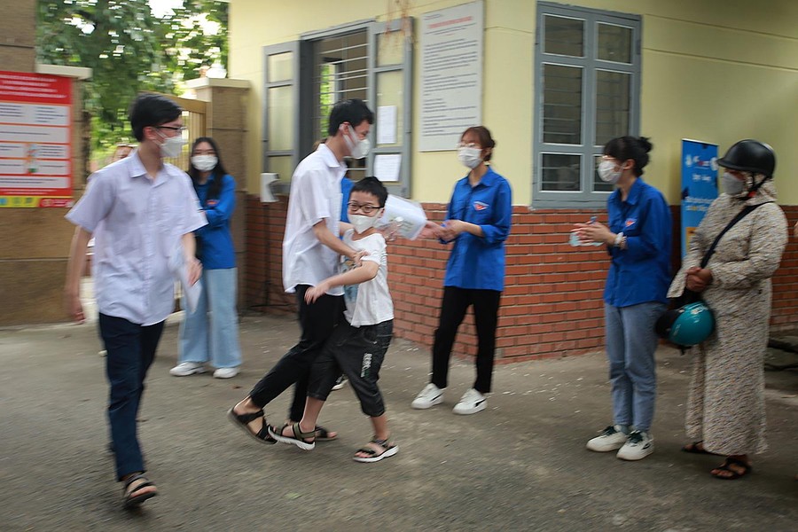 Thí sinh Hà Nội vui mừng sau môn thi cuối của Kỳ thi tốt nghiệp THPT 