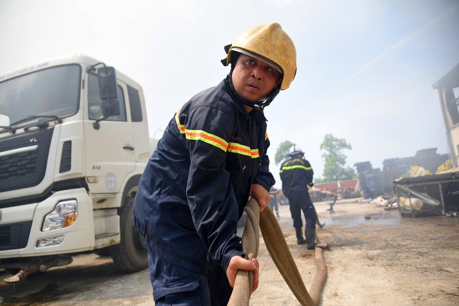 Cận cảnh hiện trường đám cháy hàng nghìn m2 nhà xưởng tại huyện Mê Linh