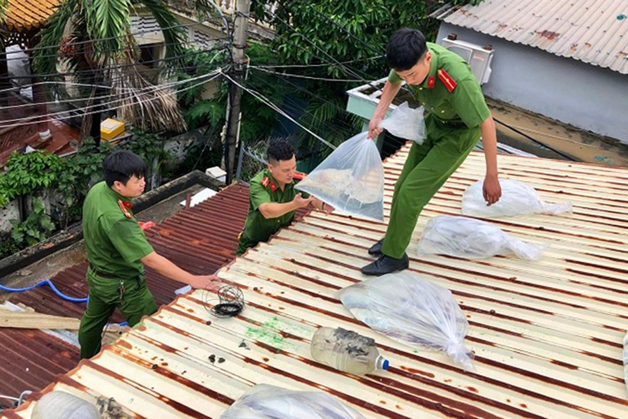 Lực lượng Công an giúp người dân miền Trung ứng phó với bão Noru