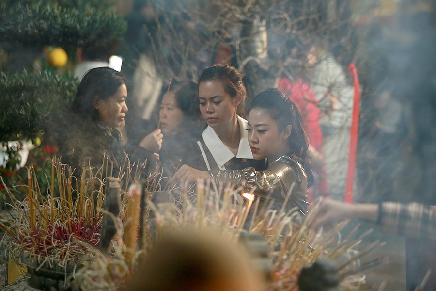 Đông đảo người dân Hà Nội đi lễ chùa cầu an trong năm mới