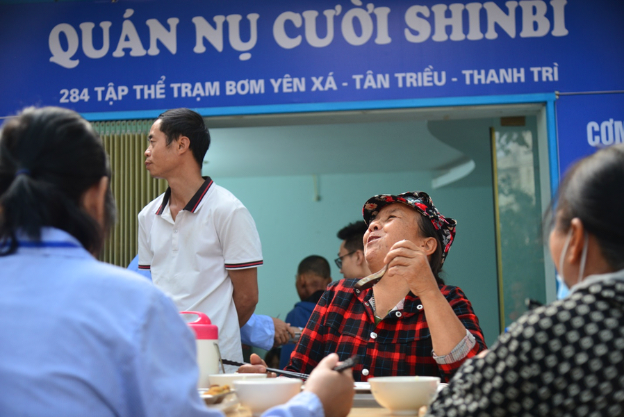Quán cơm 2.000 đồng ở Hà Nội và nụ cười của những bệnh nhân ung thư