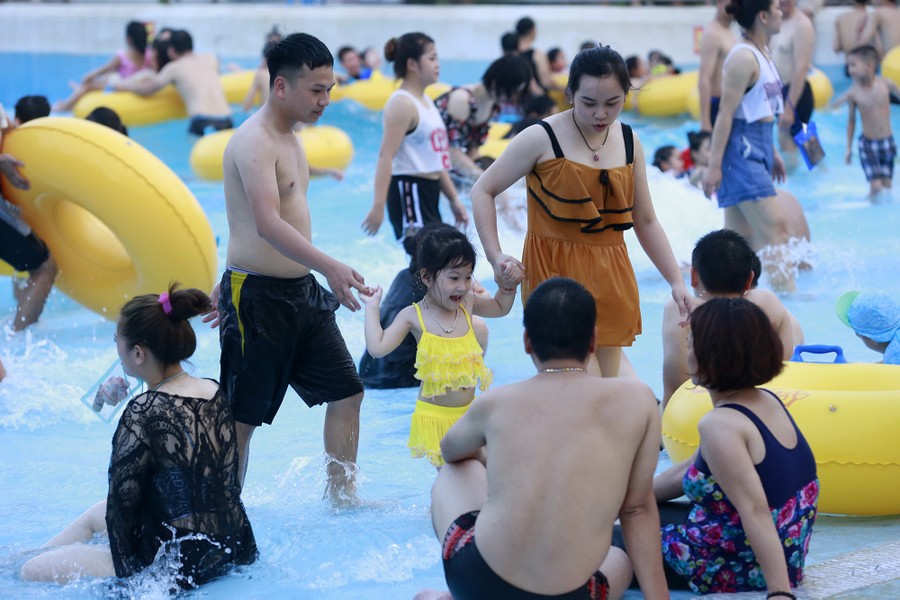 Nắng nóng gay gắt, hàng nghìn người đổ về Công viên nước Hồ Tây 