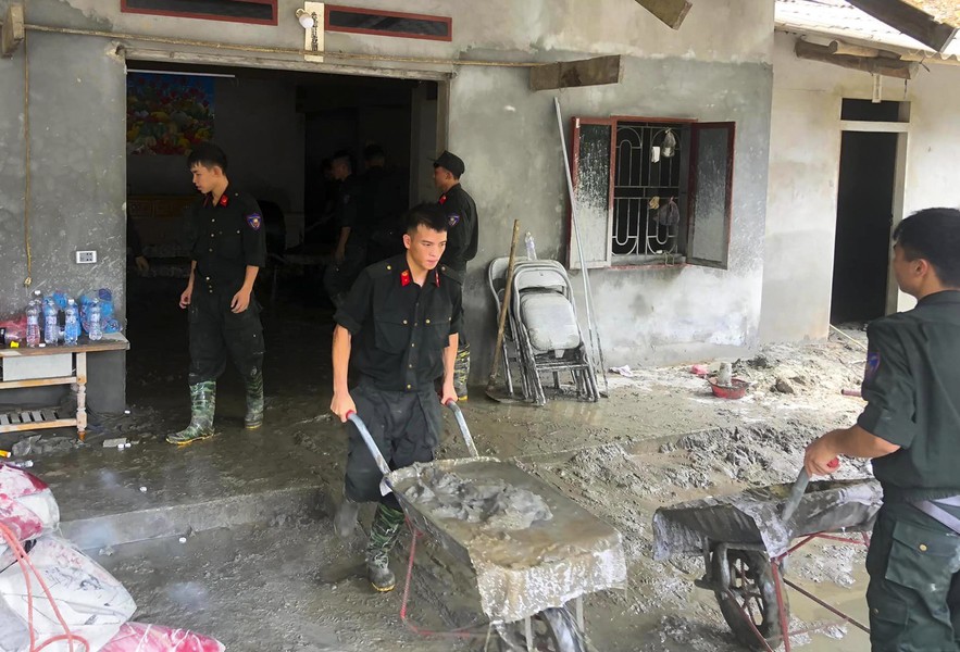 Hàng trăm Cảnh sát Cơ động giúp dân dọn bùn từ vụ vỡ cống tràn xả thải ở Lào Cai
