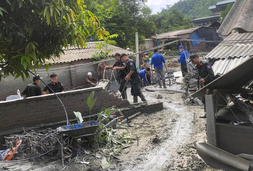 Hàng trăm Cảnh sát Cơ động giúp dân dọn bùn từ vụ vỡ cống tràn xả thải ở Lào Cai