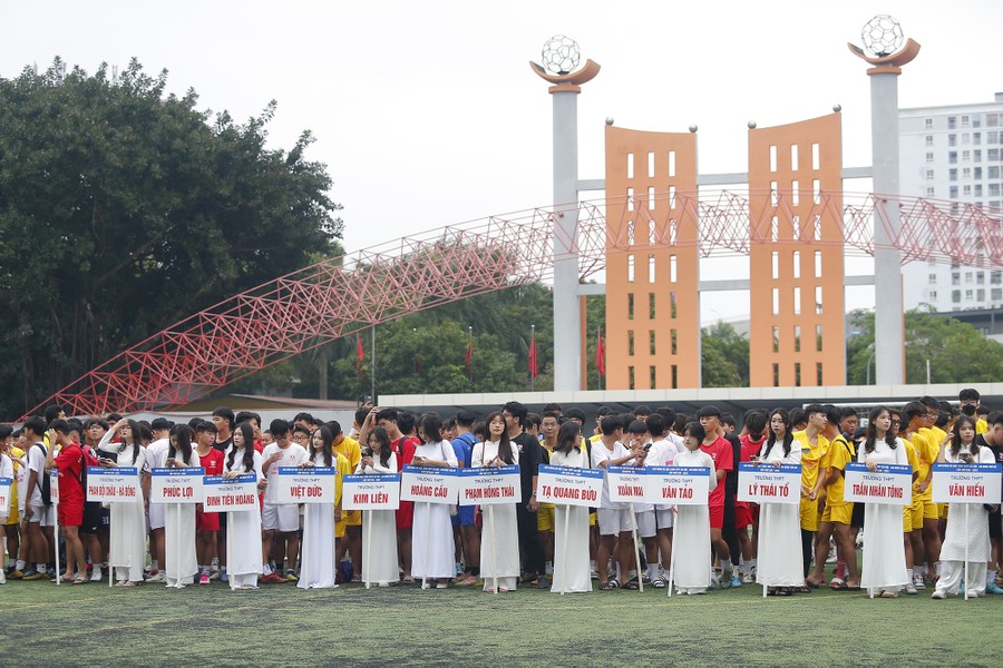 Ngắm 100 nữ sinh khoe sắc tại Giải bóng đá Trung học phổ thông lớn nhất Hà Nội