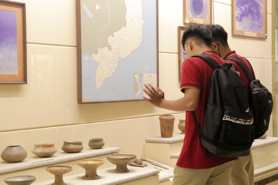 Học sinh Hà Nội học lịch sử qua trải nghiệm thực tế ở Bảo tàng 