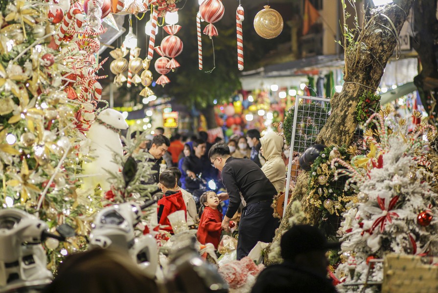 Không khí Giáng sinh nhộn nhịp trên phố Hàng Mã