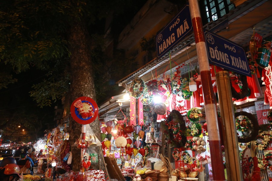 Không khí Giáng sinh nhộn nhịp trên phố Hàng Mã