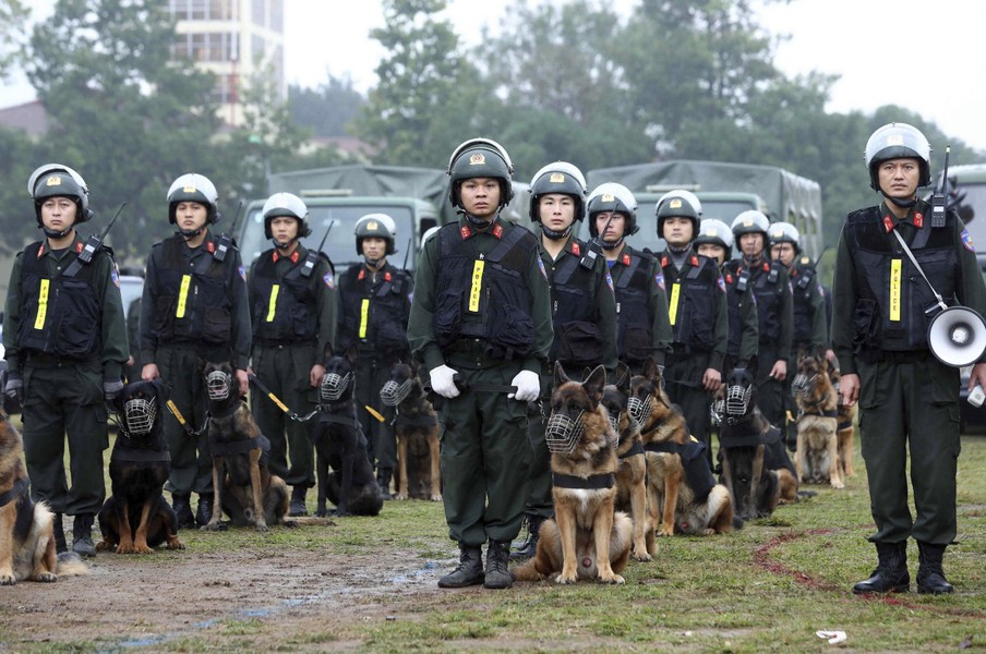 Xem Cảnh sát Gìn giữ hòa bình Việt Nam trình diễn dẹp bạo loạn, giải cứu con tin