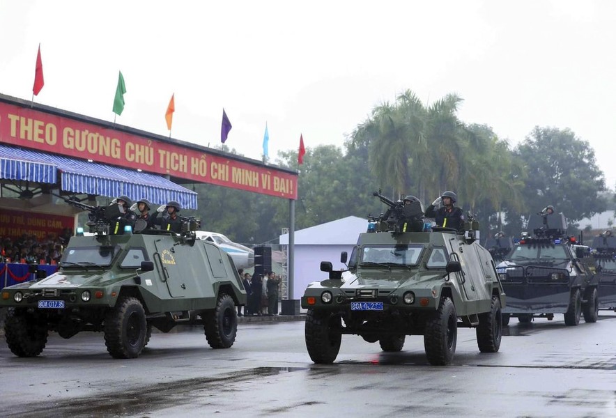 Xem Cảnh sát Gìn giữ hòa bình Việt Nam trình diễn dẹp bạo loạn, giải cứu con tin