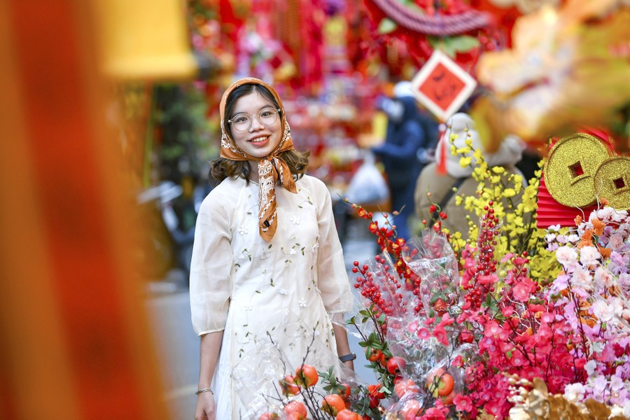 Vẻ đẹp rực rỡ, truyền thống đậm hương vị Tết tại phố Hàng Mã đã biến nơi đây trở thành địa điểm được nhiều người dân và du khách tham quan, chụp ảnh dịp Tết Nguyên đán