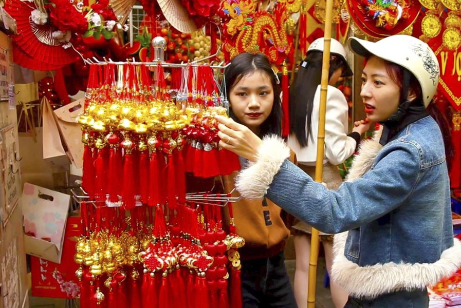 Nhiều bạn trẻ tìm đến phố Hàng Mã để mua sắm đồ trang trí đón Tết