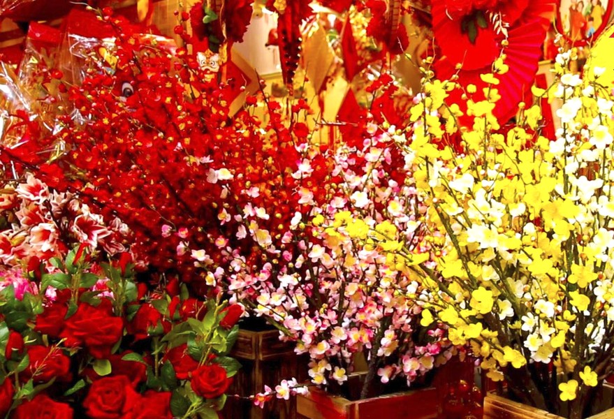 Các mặt hàng hoa giả đủ màu sắc