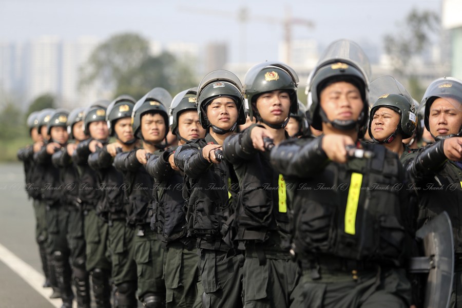 Hình ảnh ấn tượng của Cảnh sát cơ động Hà Nội tập luyện cho Lễ kỷ niệm ngày truyền thống 