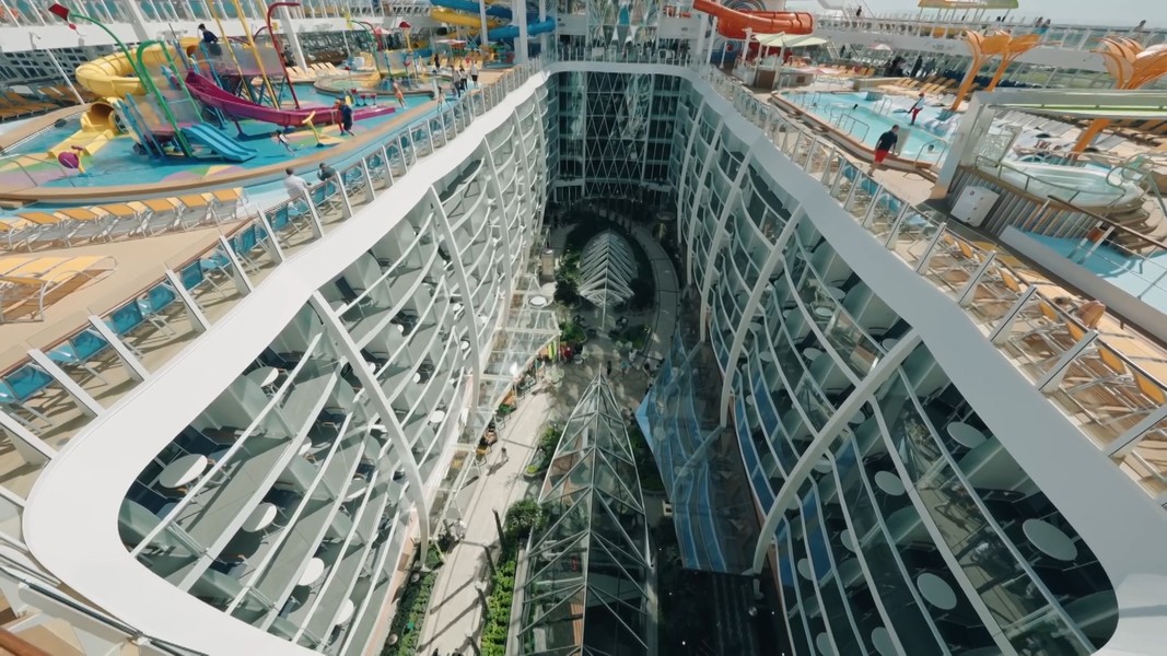 Choáng ngợp siêu du thuyền chứa công viên lớn nhất thế giới