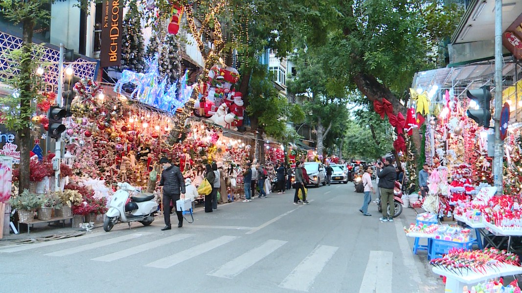 Đường phố Hà Nội nhộn nhịp không khí Noel 