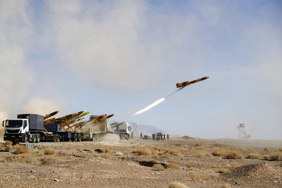 [ẢNH] Tên lửa Iran rơi cách tàu sân bay Mỹ 160km