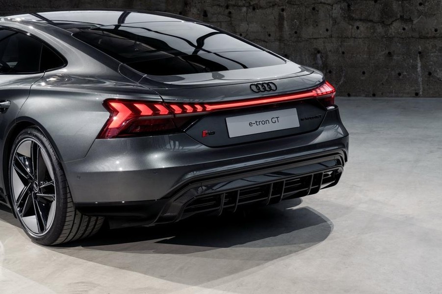 [ẢNH] Audi E-Tron GT ra mắt, đối thủ xứng tầm của Porsche Taycan