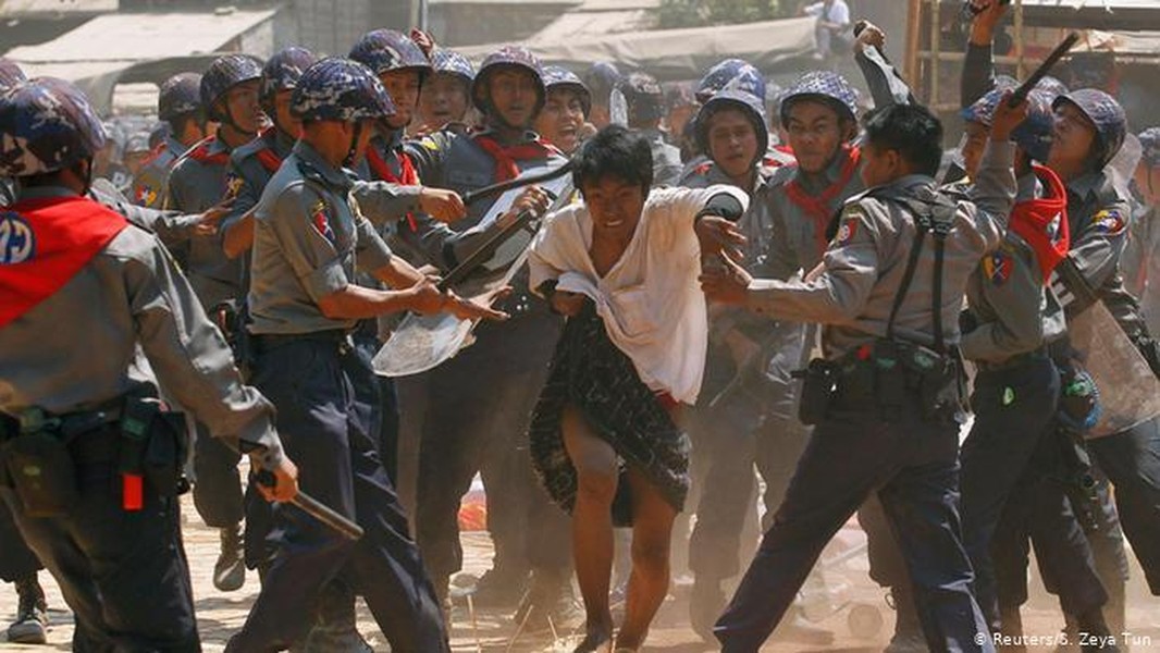 [ẢNH] Đụng độ giữa người biểu tình và cảnh sát ở Myanmar, ít nhất 2 người thiệt mạng