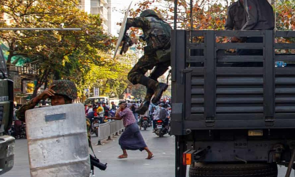 [ẢNH] Đụng độ giữa người biểu tình và cảnh sát ở Myanmar, ít nhất 2 người thiệt mạng