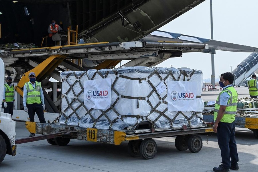 [ẢNH] Mỹ dùng máy bay vận tải khổng lồ viện trợ vật tư y tế cho Ấn Độ