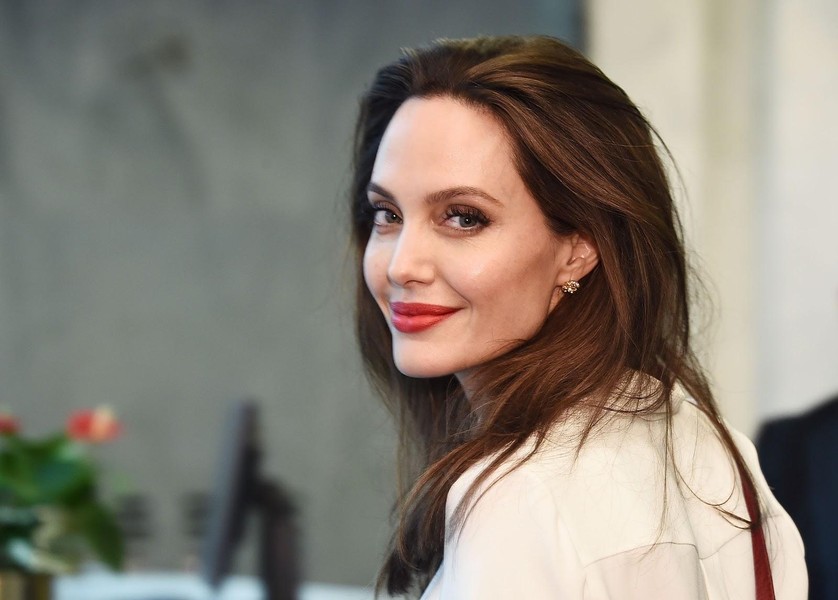 [ẢNH] Angelina Jolie không tắm 3 ngày để chụp ảnh bảo vệ loài ong