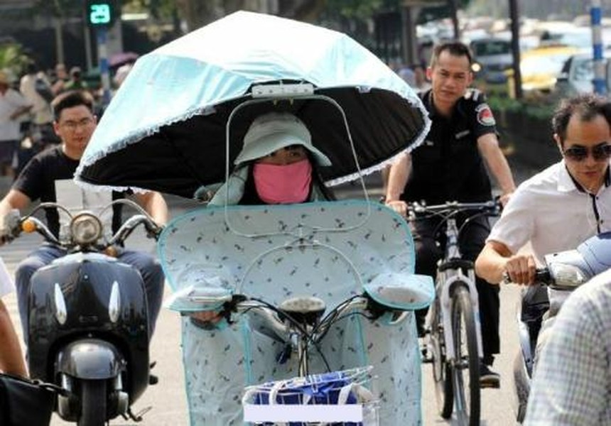 [ẢNH] 1.001 cách chống nóng “bá đạo” của người Việt