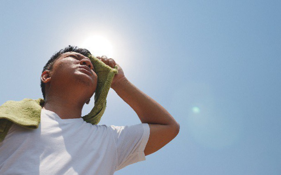 [ẢNH] 9 cách chống nóng khi ra ngoài trời dưới thời tiết 40 độ C