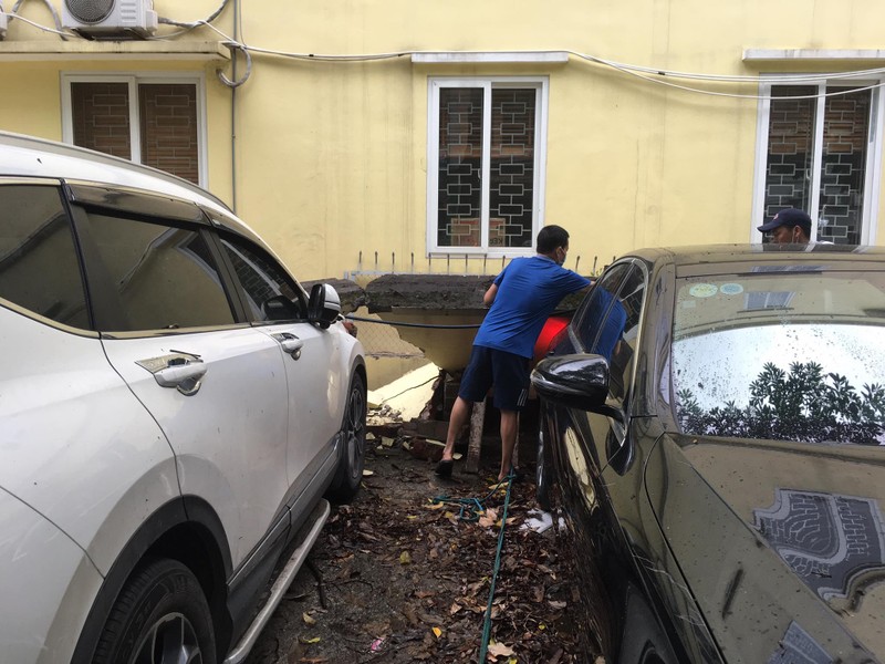[ẢNH] Bức tường đổ sập sau trận mưa, đè bẹp 13 chiếc xe ô tô