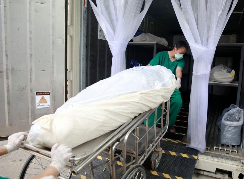 [ẢNH] Thái Lan: Dùng container đông lạnh chứa thi thể nạn nhân Covid-19 do nhà xác quá tải