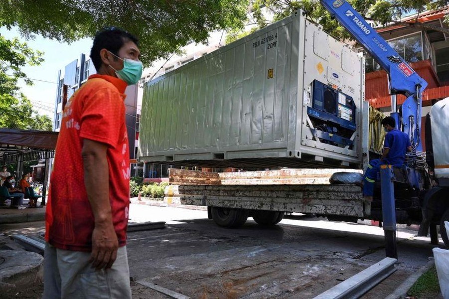 [ẢNH] Thái Lan: Dùng container đông lạnh chứa thi thể nạn nhân Covid-19 do nhà xác quá tải