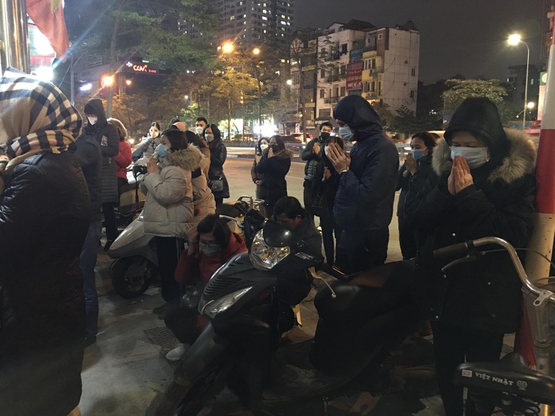 Người dân vái vọng ngoài cổng dự lễ cầu an trực tuyến ở chùa Phúc Khánh