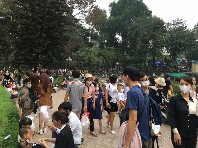 Hàng nghìn người đổ về công viên Thủ Lệ ngày 30/4