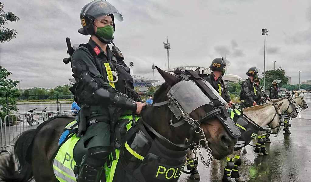 Cảnh sát cơ động kỵ binh xuất quân bảo vệ lễ khai mạc SEA game 31
