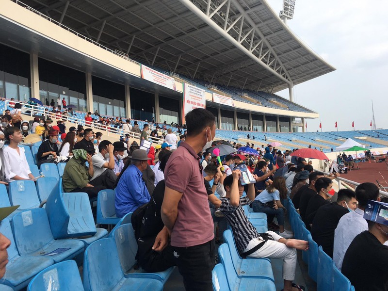 Hàng nghìn khán giả đến SVĐ Mỹ Đình 'tiếp sức' đội tuyển điền kinh Việt Nam 